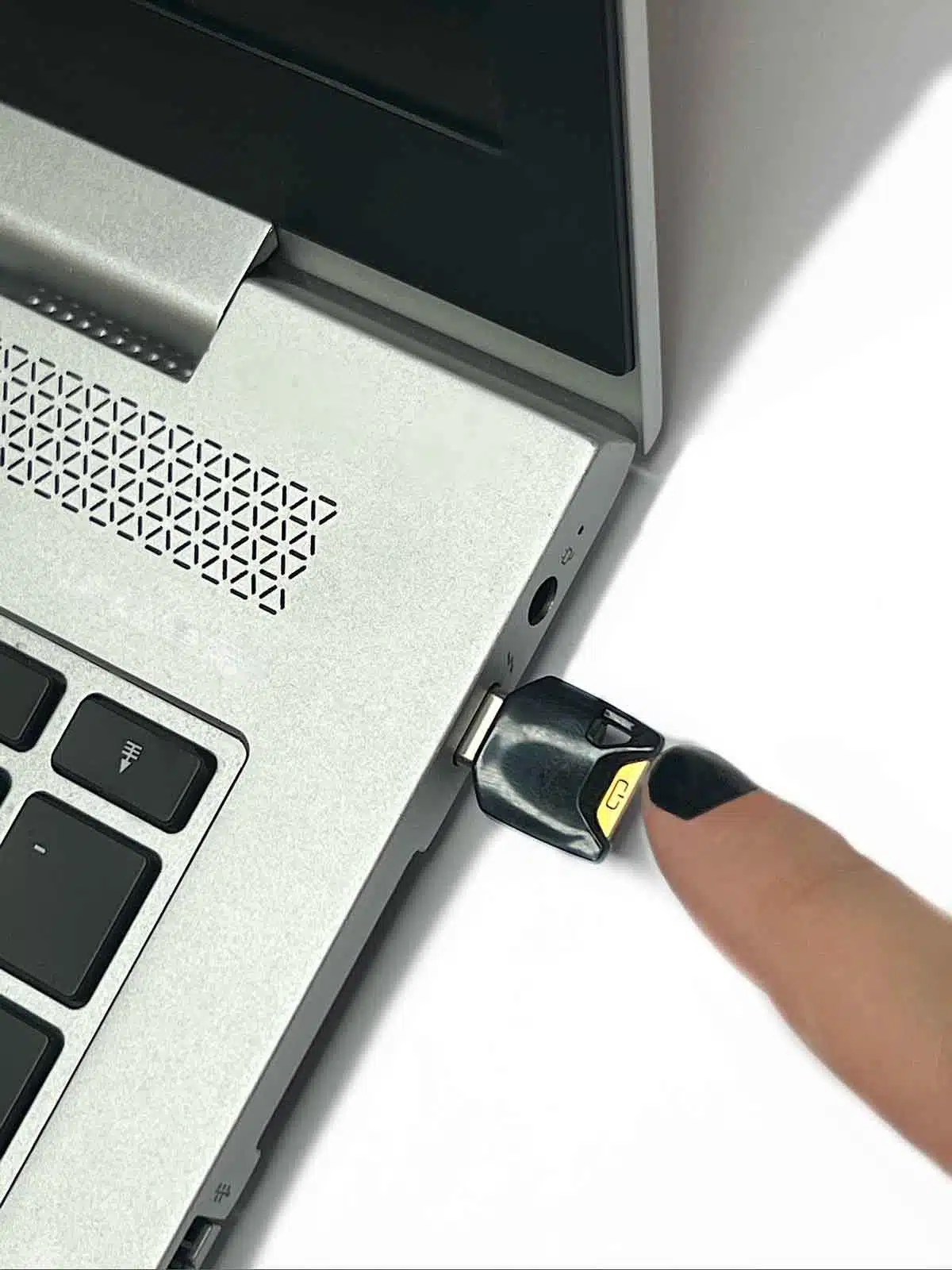 Touchez le bouton doré de la clé de sécurité Winkeo-A FIDO2