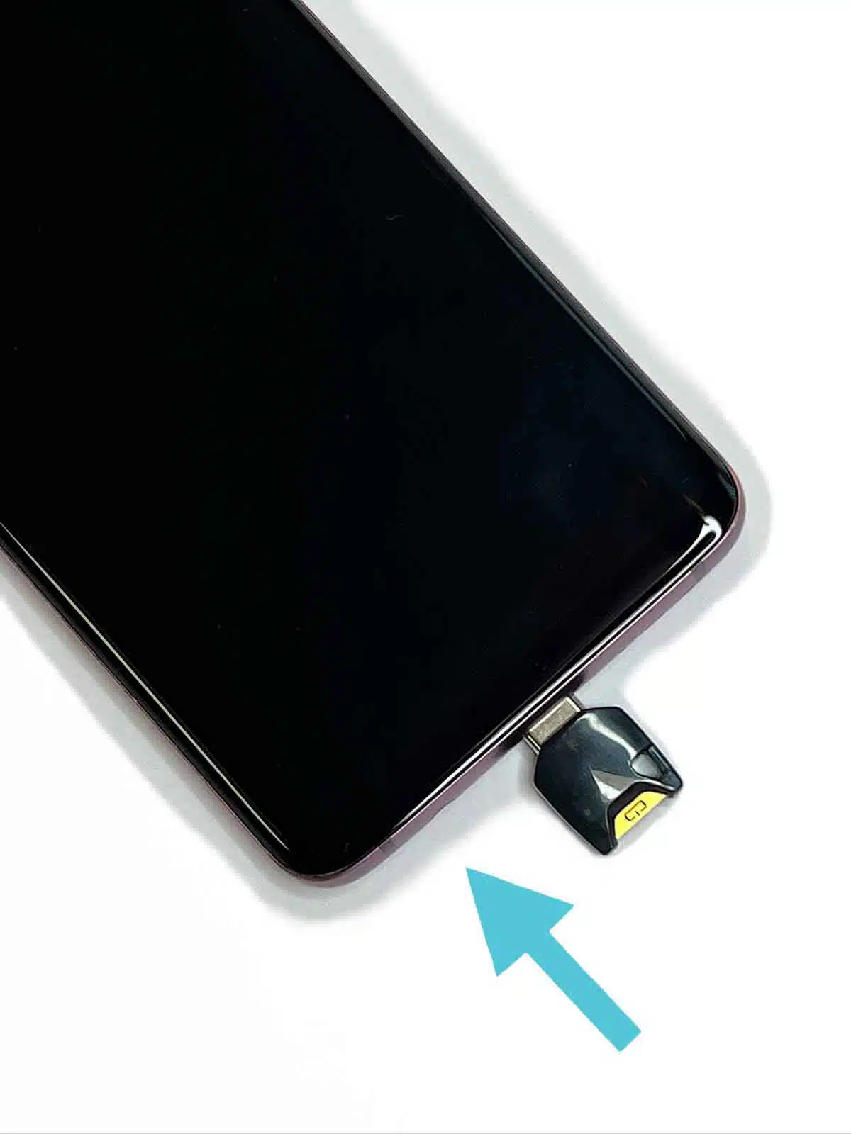 Insertion de la clé de sécurité Winkeo-C FIDO2 sur smartphone